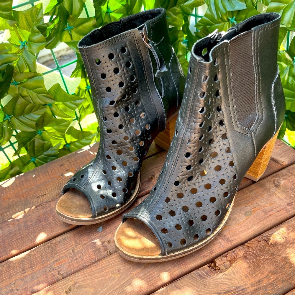 Toms leather wedges size 7.5W